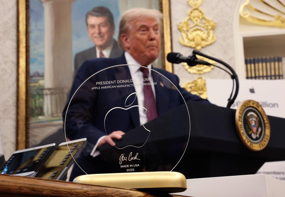 Apple made a 24k gold and glass statue for Donald Trump