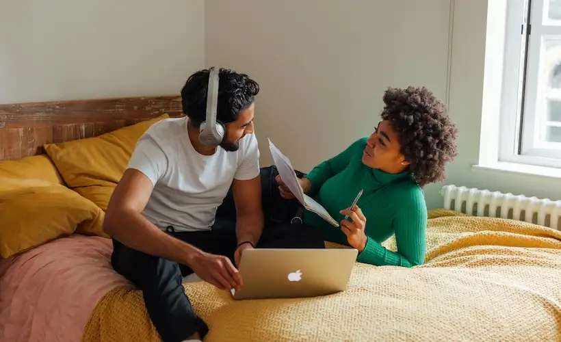 Romantic! This Man Moved in With His Girlfriend Because His Apartment Is Gross