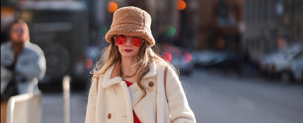 Bucket hat fluffy, ecco perché piace il cappello più cocoon della stagione