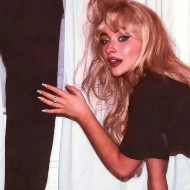 Se critichiamo le scelte di Sabrina Carpenter siamo complici di quella dinamica che fingiamo di criticare