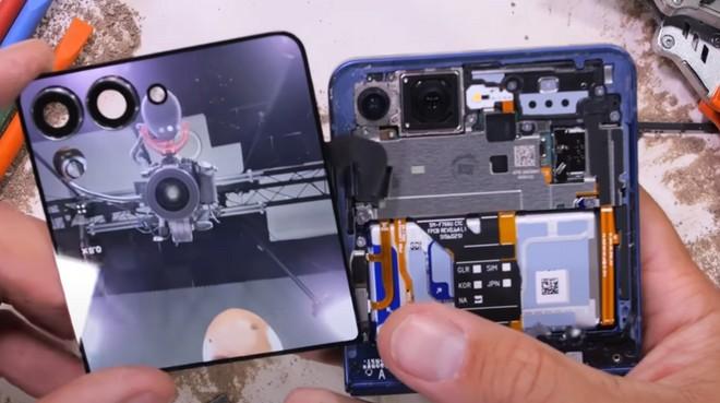 Samsung Galaxy Z Flip 7 fatto a pezzi: è più facile da riparare dei predecessori