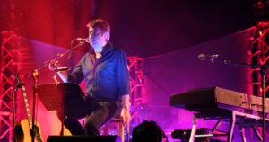 “Non era venuta bene”. Cristiano De André apre il Festival eseguendo ‘Creuza de mä’