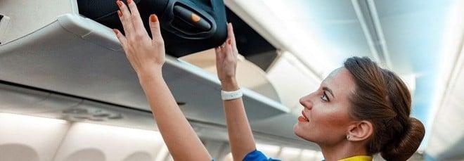 Aerei, stop al limite dei liquidi nei bagagli a mano. Il Codacons attacca: fregatura per i passeggeri