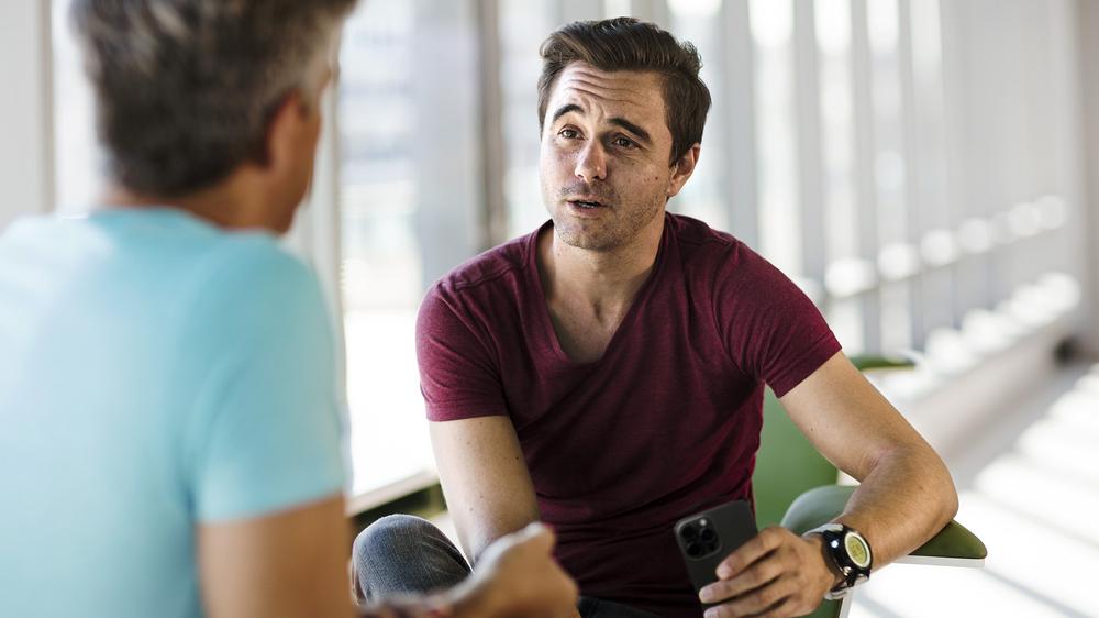 37-Year-Old Still On Parents’ Verizon Plan Saves Credibility By Clarifying He Pays Them $50 A Month