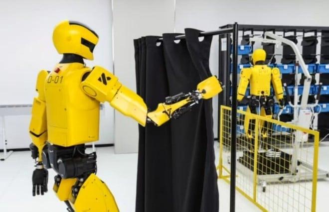 Bumblebee, il robot cinese che cammina come un umano e solleva 30 kg
