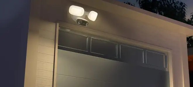 Reolink compie 16 anni e lancia Elite Floodlight WiFi, la sua prima telecamera AI
