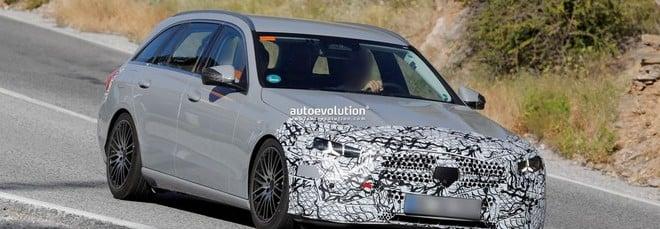 Mercedes Classe C 2026: restyling avvistato dentro e fuori