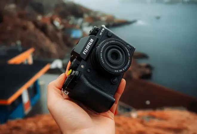 Fujifilm X-E5 è la prima mirrorless della serie E con IBIS a 5 assi | PREZZO