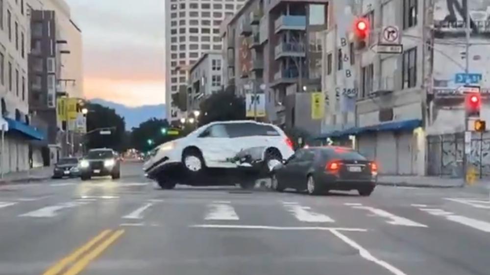 Kick steamer helps car crash victims after driver runs red light and slams into van