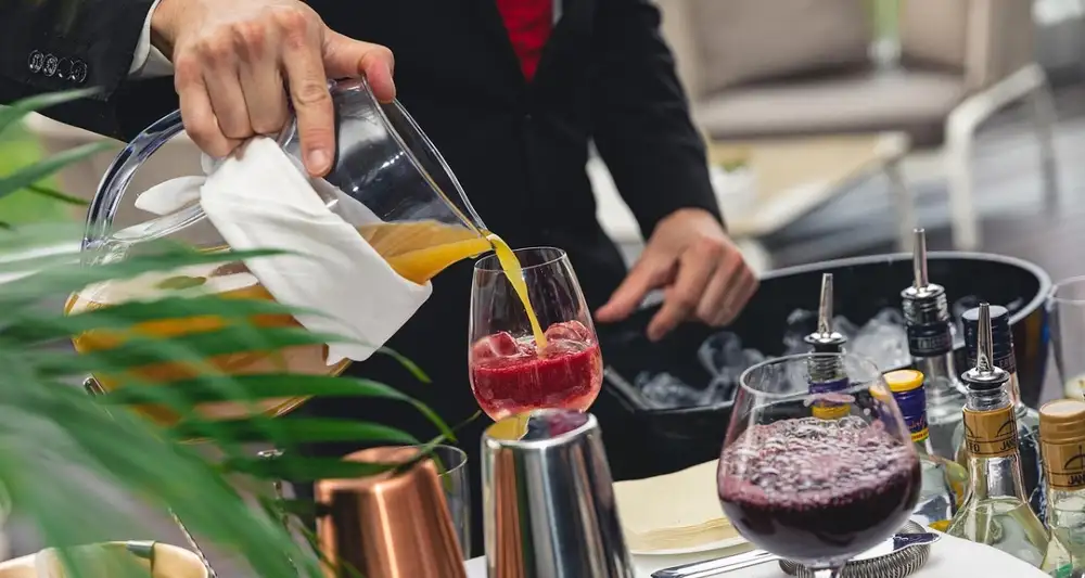 Barman mette in atto tutti i consigli che dà ai clienti e governa il mondo in meno di tre anni