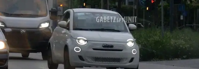 Nuova FIAT 500 ibrida, già su strada a Torino per i test