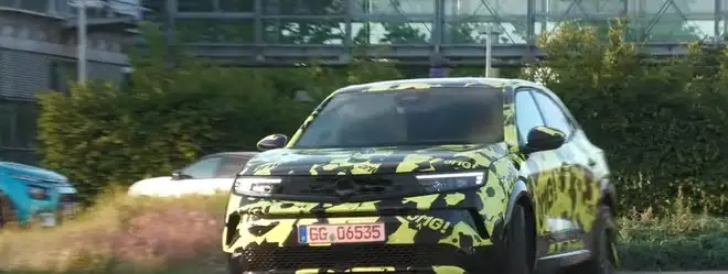 Nuova Opel Mokka GSE: video spia del SUV elettrico ad alte prestazioni