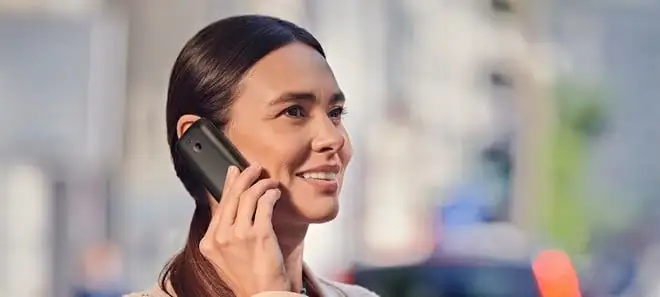 Panasonic presenta un nuovo telefono 4G: minimal, IP44 e costa poco