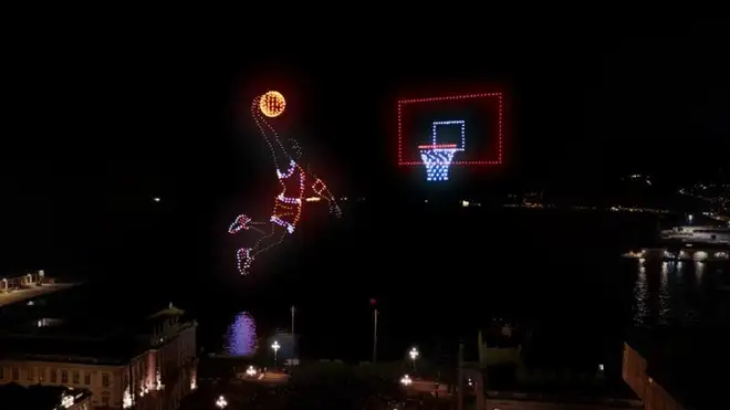 Trieste celebra Michael Jordan con uno spettacolo di droni: il video è emozionante