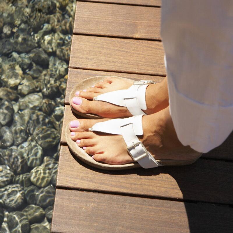 Piedi trendy anche durante l’estate 2025: 10 idee pedicure in trend per la vacanza al mare