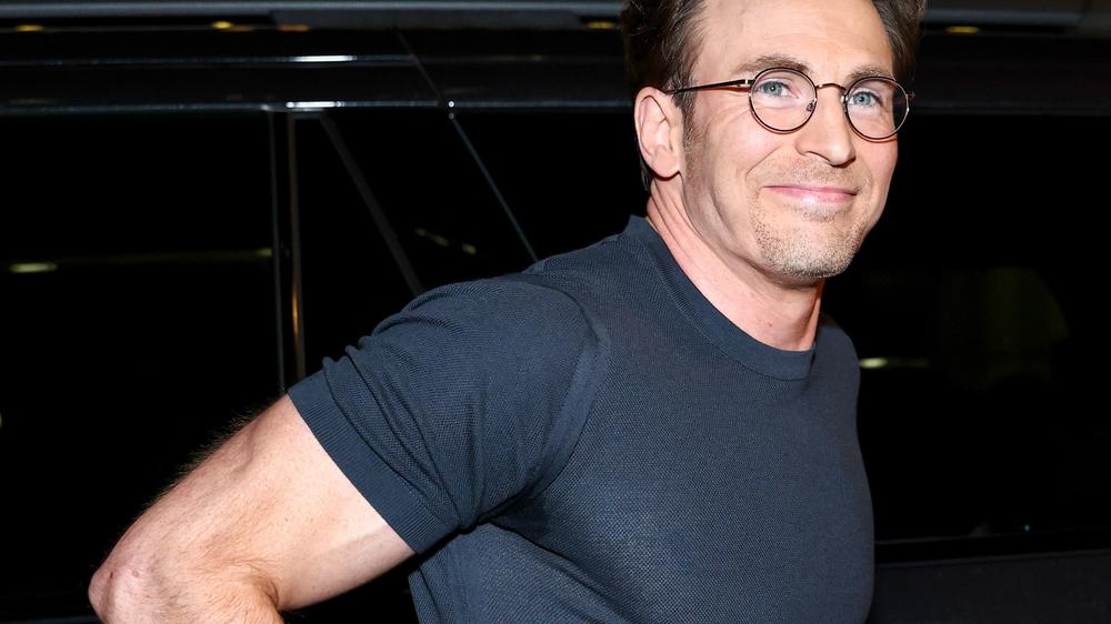 After Avengers: Doomsday Filming Rumors, Fans Are Tracking How Jacked Chris Evans Looks in New Pictures and Reckon He's in Captain America Shape