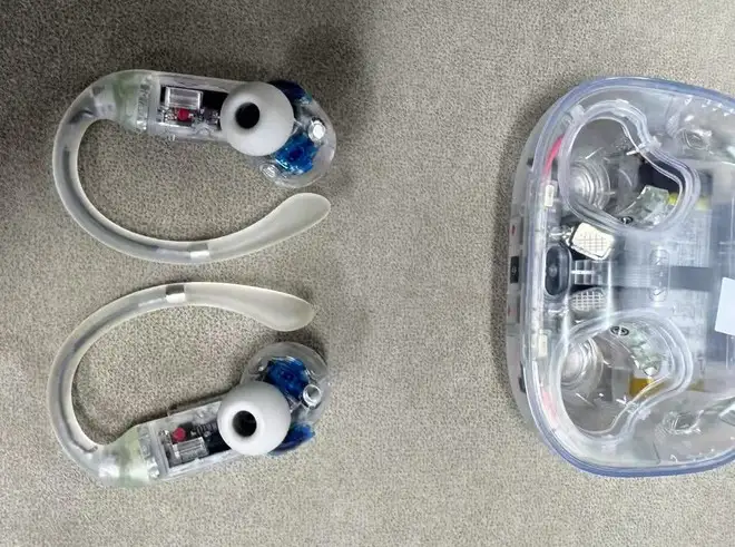 Powerbeats Pro 2 trasparenti? Spunta un prototipo in rete