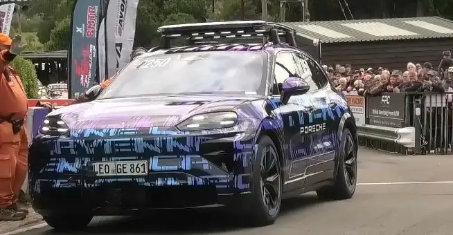 Porsche Cayenne elettrica: battuta la Bentley Bentayga W12 in una cronoscalata da record