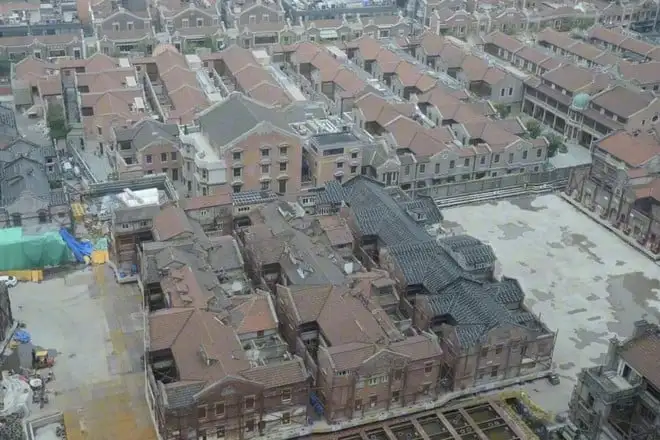 Shanghai, un intero isolato storico si sposta grazie ai robot | Video