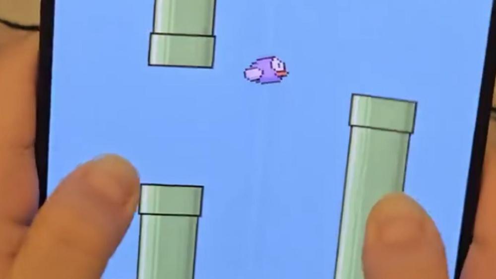 This Flappy Bird clone turns your foldable phone into a controller