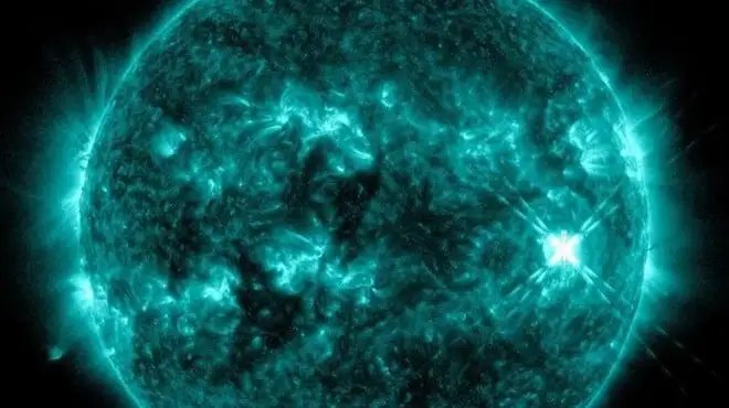 Una tempesta solare sta colpendo la Terra: gli effetti su satelliti e telecomunicazioni