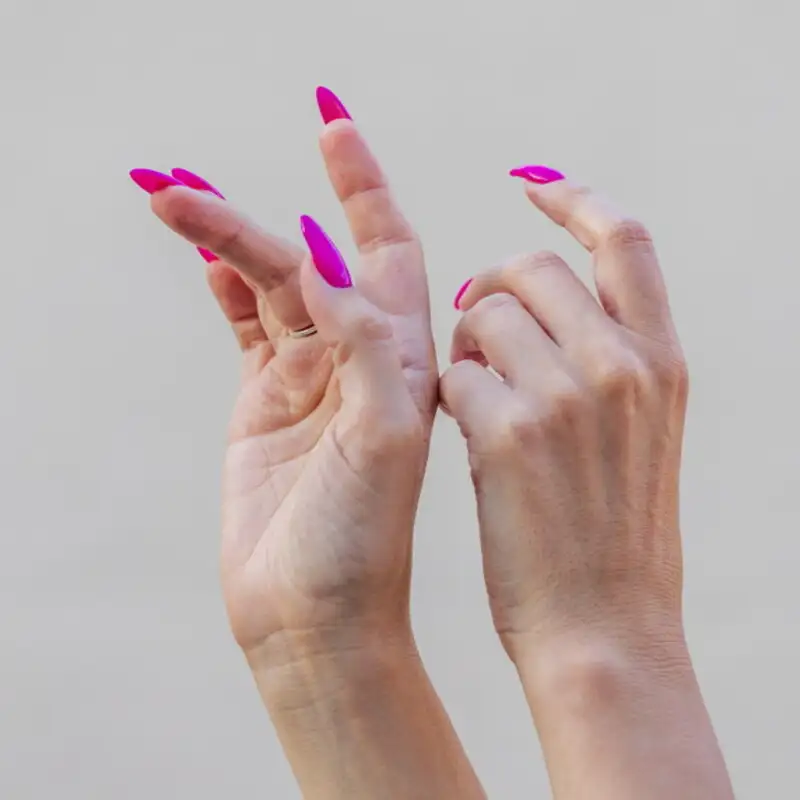 Hot Pink Nails: l'ossessione rosa shocking che vi farà dimenticare il nude