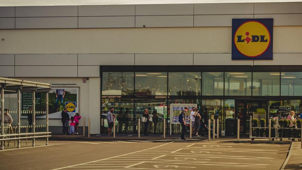 Woman tried to go shopping at TV set with fake store listed on Google Maps
