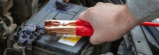 Batteria scarica? Con questi cavi riparti in pochi secondi (e senza chiamare il carroattrezzi)