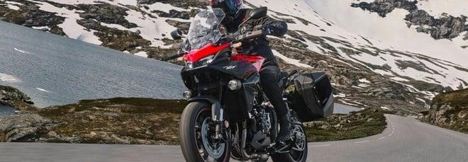 Debutta Honda CB1000GT 2026, la nuova tourer sportiva con cuore Fireblade