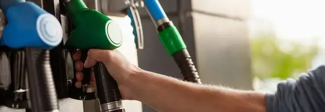 Prezzi carburanti, timidi ribassi per benzina e diesel. Calo insufficiente per Codacons