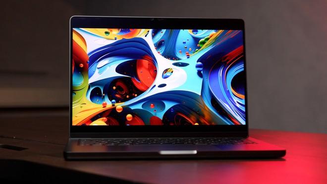 MacBook Pro con schermo OLED: lancio nel 2026 con una caratteristica degli iPhone?