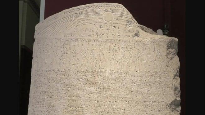 Scoperta in Egitto una stele unica: il Decreto di Canopo riemerge intatto