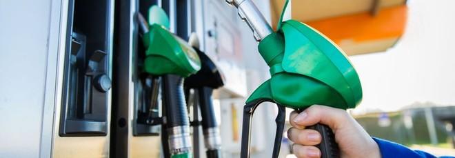 Prezzi carburanti, il Codacons avverte: in autostrada al servito benzina sopra 2,3 euro al litro