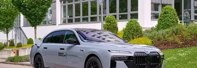BMW testa le batterie del futuro: la i7 con celle allo stato solido è già su strada