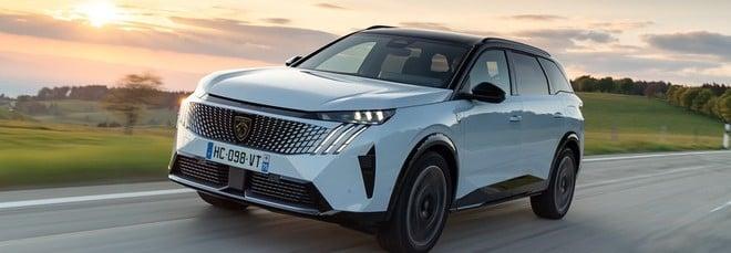 Peugeot e-5008 dual motor, ordini al via in Italia: 325 CV e 476 km di autonomia | Prezzi