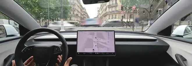 Tesla, la Full Self Driving in azione per le strade di Parigi | Video