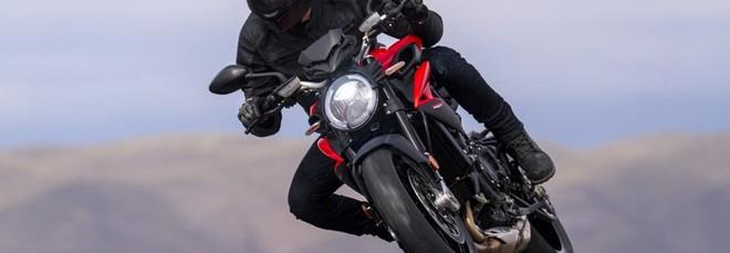 Al debutto la nuova MV Agusta Brutale 800 2026: motore 3 cilindri, caratteristiche e prezzo