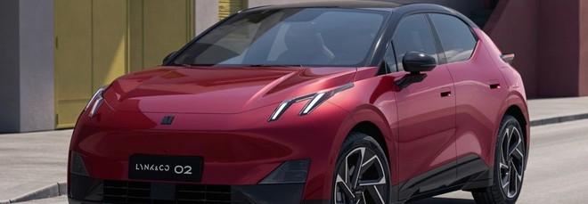 Lynk & Co, un errore del comando vocale spegne i fari: l'auto va a sbattere in autostrada