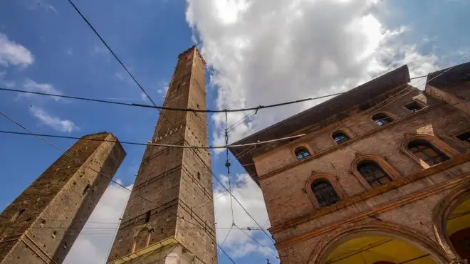 La Torre Garisenda sta crollando: versione bolognese di IT Alert lancia falso allarme