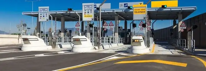 Retromarcia al casello autostradale: ecco cosa si rischia. Può costare molto caro