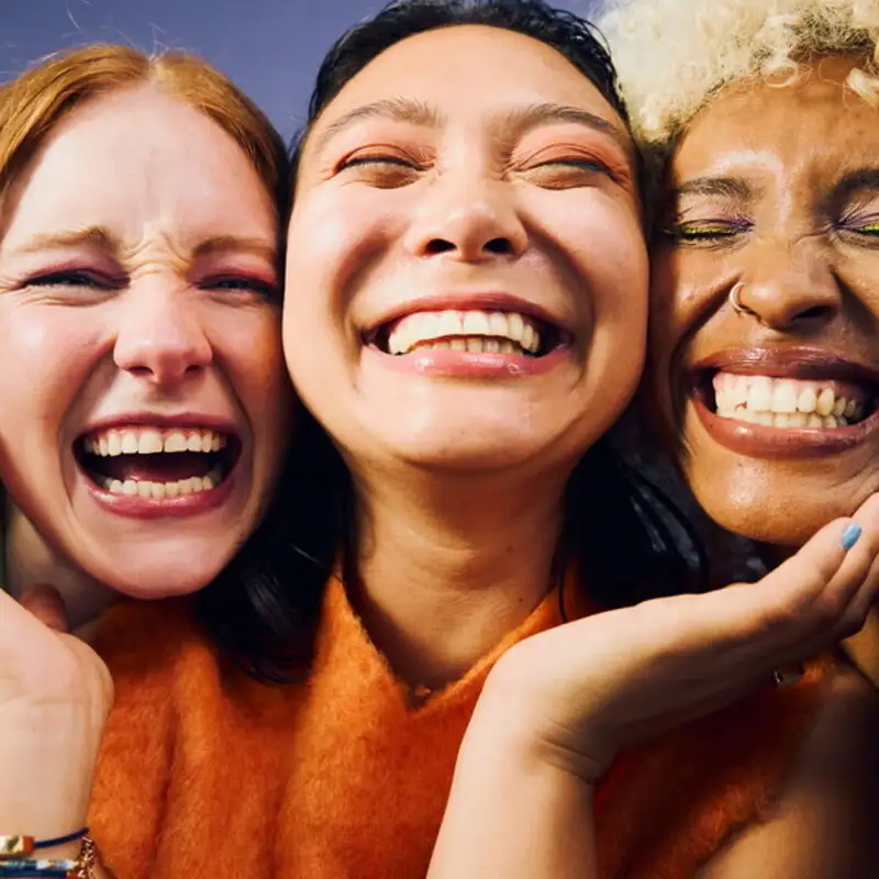 Make-up da pelle abbronzata: i 4 trend dell’estate 2025 che vi fanno brillare come baciate dal sole