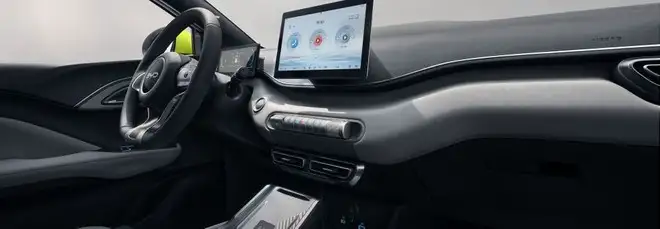 BYD Dolphin Surf, interni e bagagliaio della piccola elettrica cinese