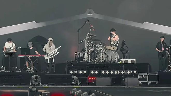 Adam, il robot rockstar che suona il keytar come un umano | Video