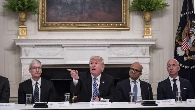 Trump ha un nuovo bersaglio: un’alta dirigente Microsoft. Ecco perché
