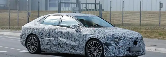 Mercedes Classe C elettrica: le nuove foto spia mostrano un abitacolo hi-tech