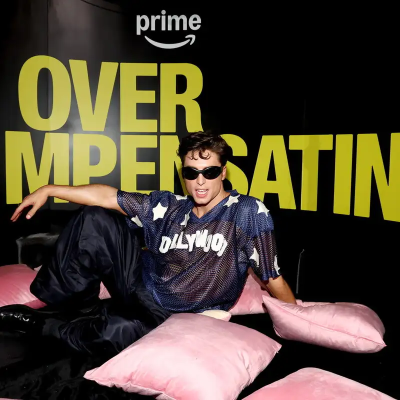Perché Overcompensating è la nuova serie teen da non perdere su Prime Video: cast cult, colonna sonora firmata Charli XCX e una trama queer brillante