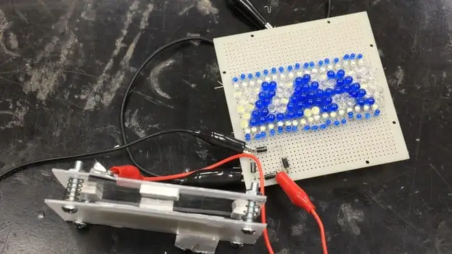 Energia dal movimento umano a basso costo: accesa una fila di 350 LED