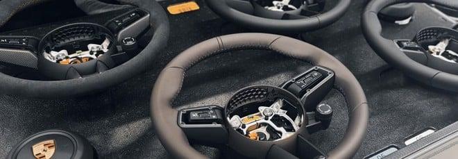 Porsche sperimenta il riciclo dei residui delle auto a fine vita per la produzione di nuovi volanti