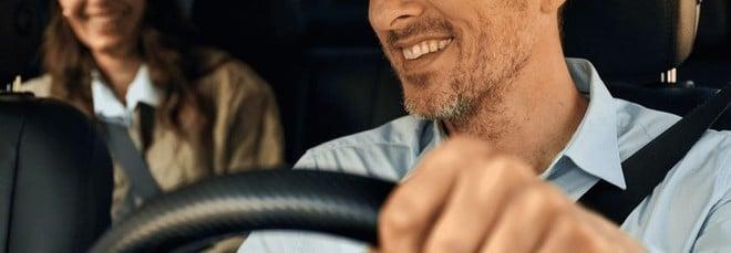 Gli italiani usano quasi solo l’auto, ma cresce l’interesse per alternative sostenibili