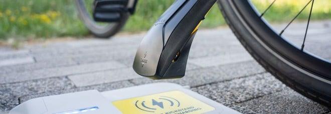 Arriva la ricarica wireless per le bici elettriche: parcheggi e le riprendi cariche